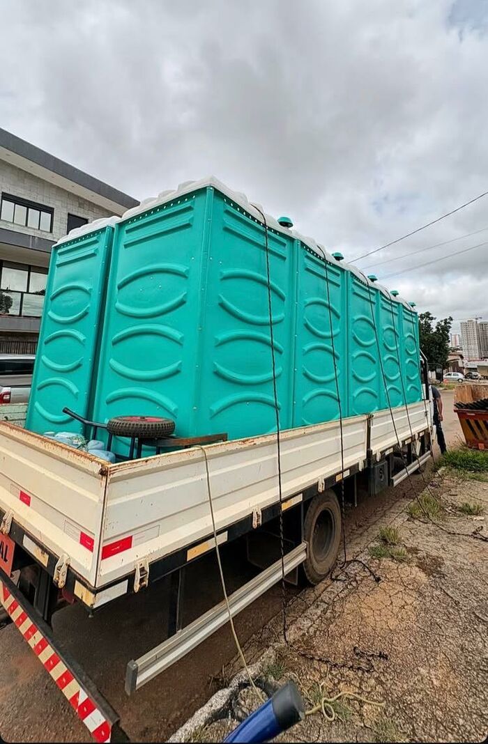 Caminhão da Julia Locações entregando banheiro químico em Caldas Novas