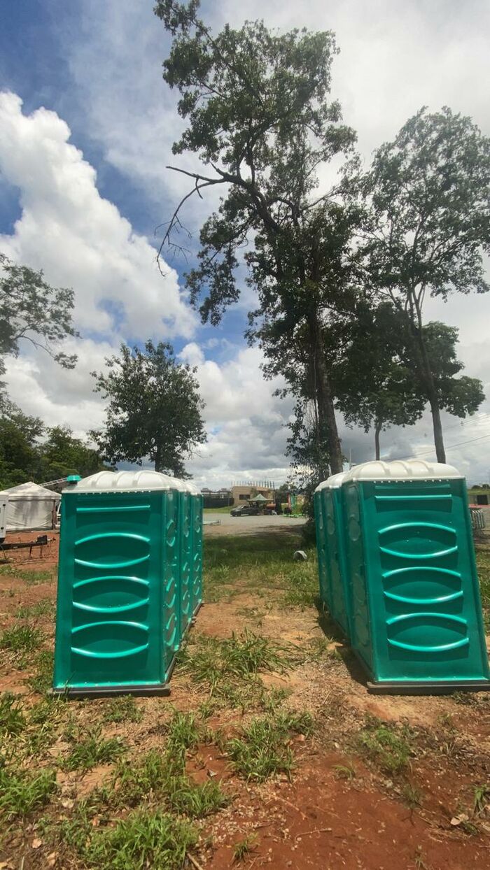 Banheiros químicos instalados para atendimento de público em área externa